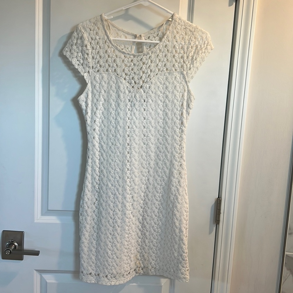 Beautiful short white dress!